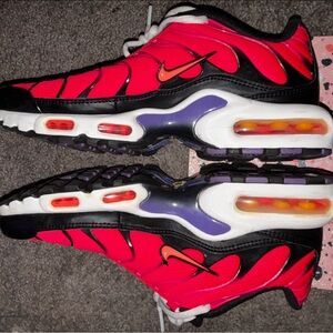 Nike Air Max Plus
BRIGHT CRIMSON/BLACK/WHITE/PURPLE
